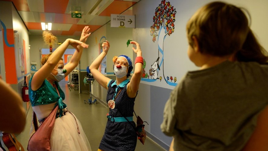 Des clowns de l'association "Le Rire Medecin" le 25 juillet 2016 à l'hôpital Necker à Paris