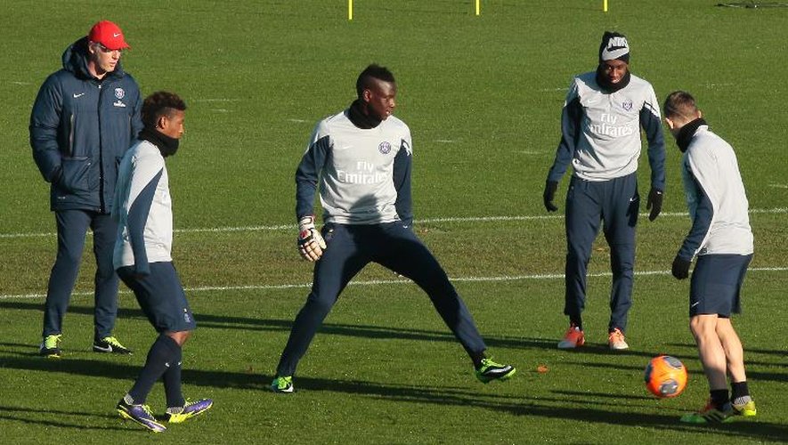 Blaise Matuidi du PSG (au centre) lors d'un entraînement le 20 décembre 2013 au Camp des Loges à Saint-Germain-en-Laye