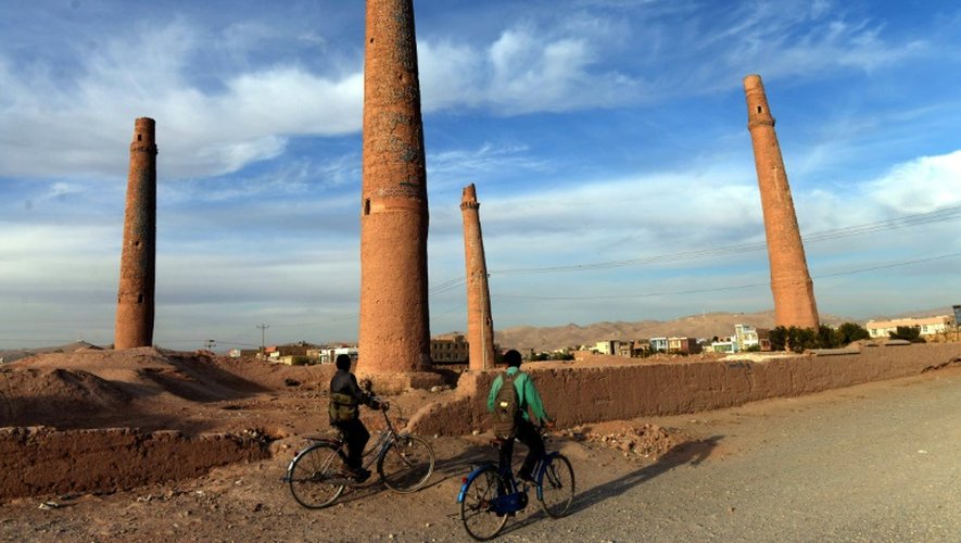 Des jeunes traversent un site archéologique dans la province de Herat, le 30 octobre 2014