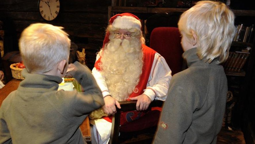 Le Père Noël reçoit des enfants dans son bureau de Rovaniemi, le 16 décembre 2008