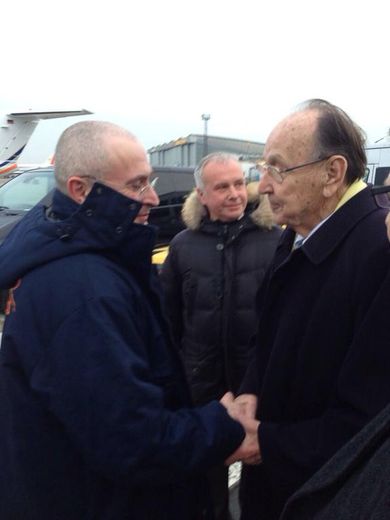 Photo fournie par le site Khordokovsky.ru de l'ex-oligarque Mikhaïl Khodorkovski (g) serrant la main de l'ancien ministre allemand des Affaires étrangères Hans-Dietrich Genscher, lors de son arrivée à l'aéroport Berlin-Schönefeld, le