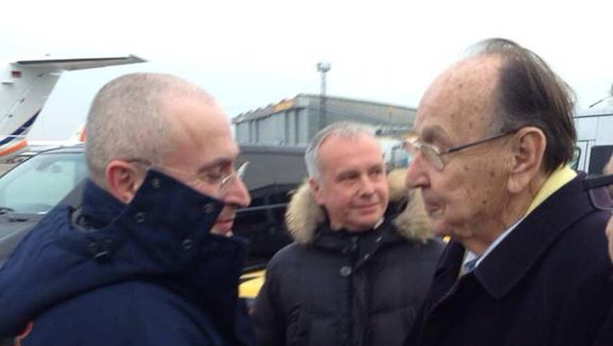 Photo fournie par le site Khordokovsky.ru de l'ex-oligarque Mikhaïl Khodorkovski (g) serrant la main de l'ancien ministre allemand des Affaires étrangères Hans-Dietrich Genscher, lors de son arrivée à l'aéroport Berlin-Schönefeld, le