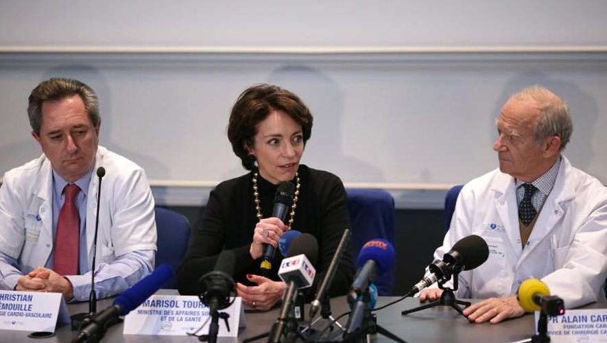 Pr Alain Carpentier (d), Pr Christian Latremouille (g) et la ministre de la Santé Marisol Touraine lors d'une conférence de presse à Paris le 21 décembre 2013