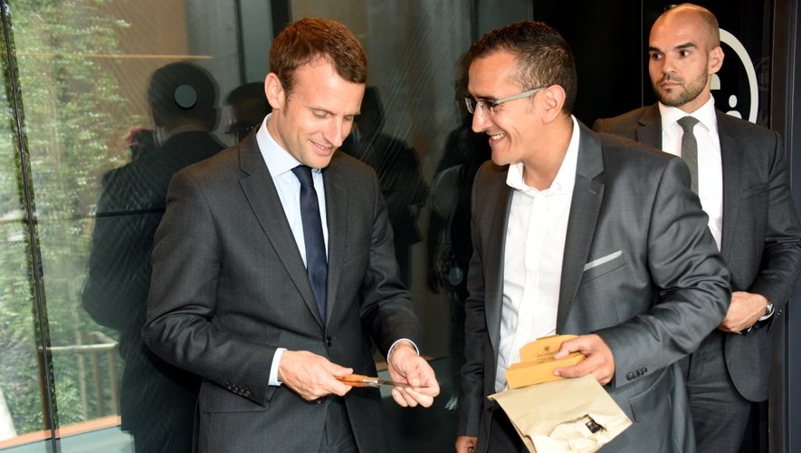 Avant d’aller déjeuner au café Bras Emmanuel Macron s’est vu offrir un couteau Berger du Larzac des mains d’Ahmed Eddarraz, un de ses soutiens Millavois. Un couteau sur lequel est inscrit «Macron 2017».