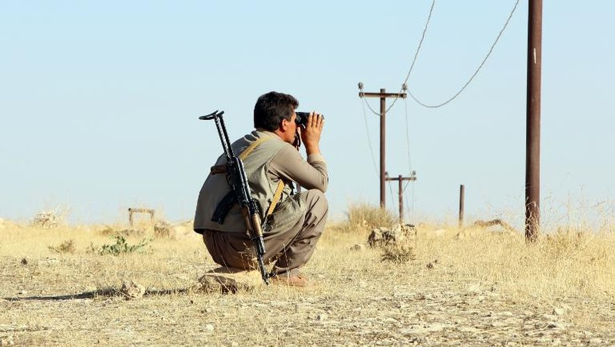 Un combattant Peshmerga à son poste de surveillance dans la province de Mossoul, dans le nord de l'Irak, le 4 septembre 2014