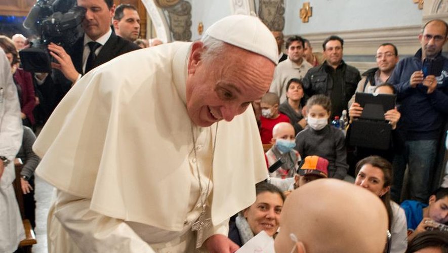 Photo fournie par le Vatican le 21 décembre 2013 montrant le pape François visitant à Rome l'hôpital catholique Bambino Gesu, plus grand centre de recherche pédiatrique d'Europe
