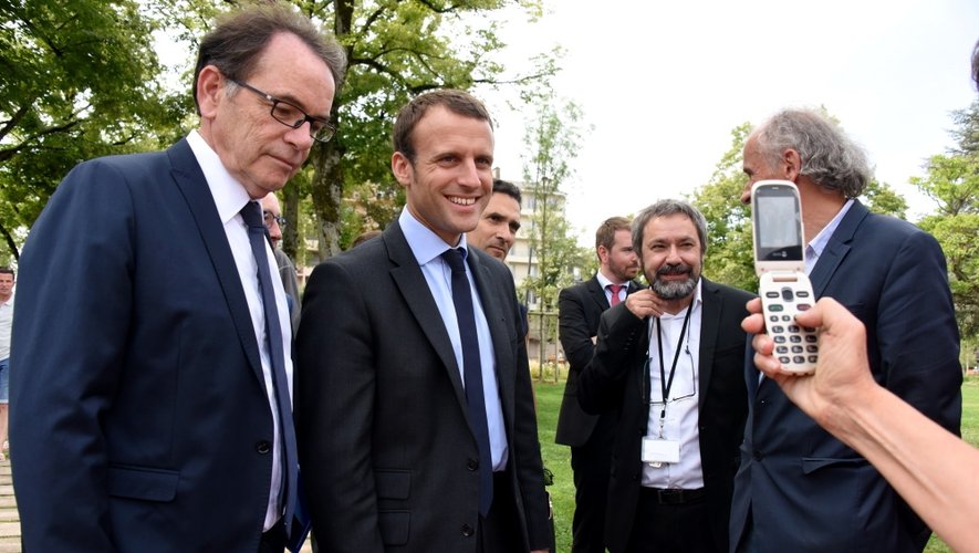 Dernière séance photo avec les Ruthénois pour Emmanuel Macron attendu dans l'après-midi dans le Lot pour la visite de l'usine Andros à Biars-sur-Cère.
