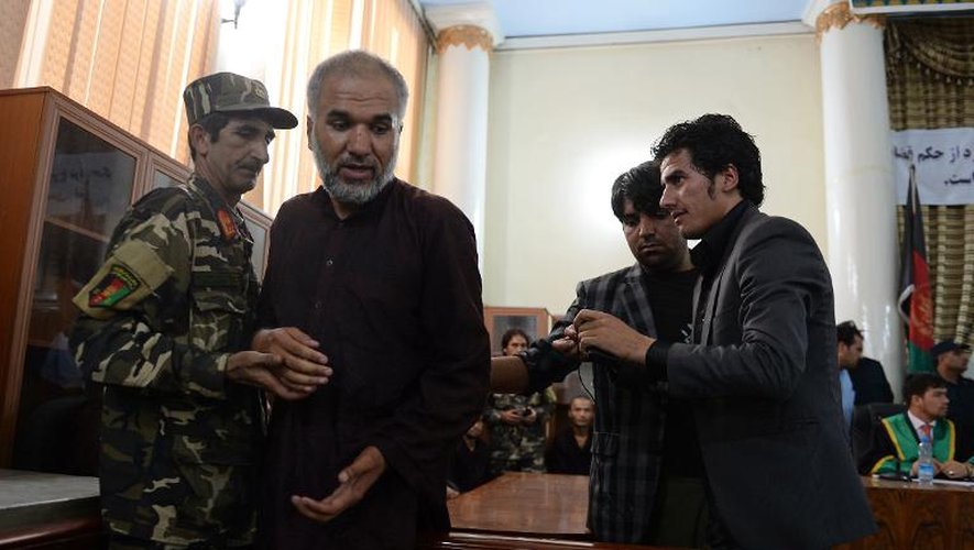 Azizullah (deuxième à gauche), le leader des sept hommes qui avaient commis un viol collectif, témoigne devant le tribunal à Kaboul le 7 septembre 2014