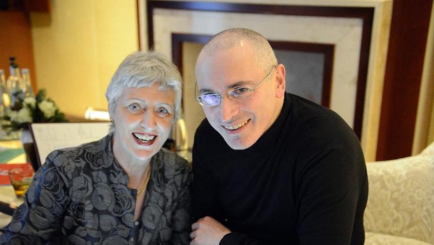 Mikhaïl Khodorkovski et la porte-parole du parti Vert allemand Marieluise Beck posent à l'hôtel Adlon à Berlin, le 21 décembre 2013
