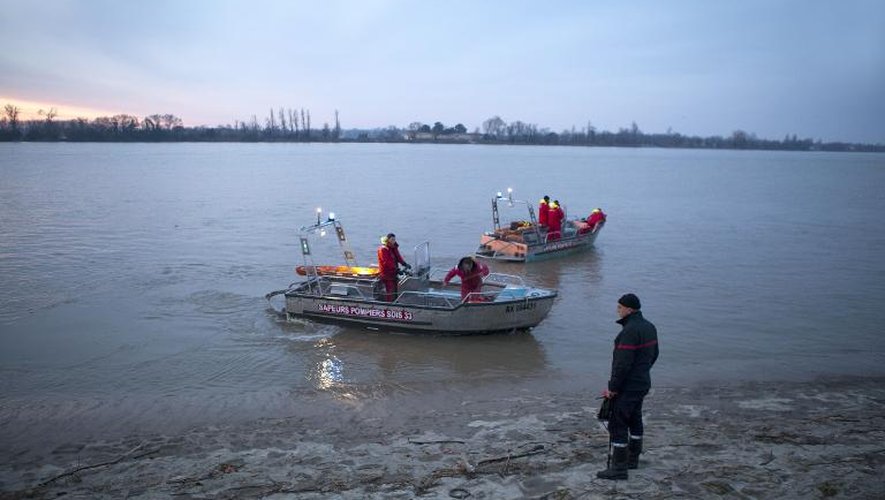 Des équipes de secours sondent la Dordogne, le 21 décembre 2013