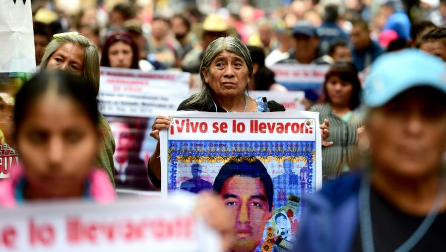 Les proches des 43 étudiants disparus de l'école normale rurale de Ayotzinapa manifestent à Mexico City à l'occasion du premier anniversaire du drame, le 26 septembre 2015