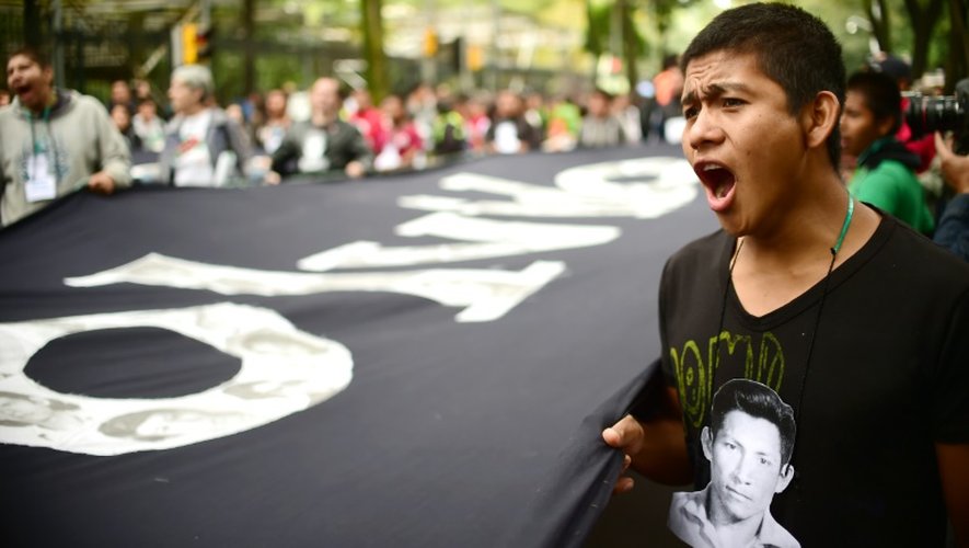 es proches des 43 étudiants disparus de l'école normale rurale de Ayotzinapa manifestent à Mexico City à l'occasion du premier anniversaire du drame, le 26 septembre 2015