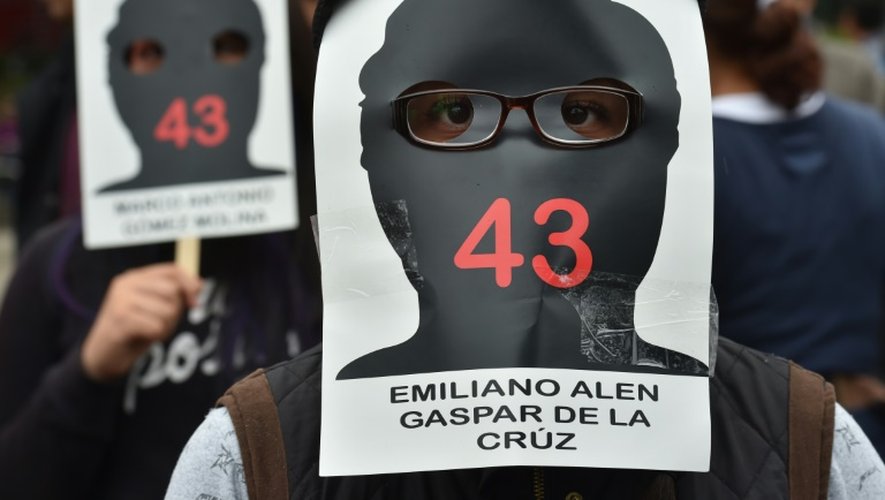 Les proches des 43 étudiants disparus de l'école normale rurale de Ayotzinapa manifestent à Mexico City à l'occasion du premier anniversaire du drame, le 26 septembre 2015