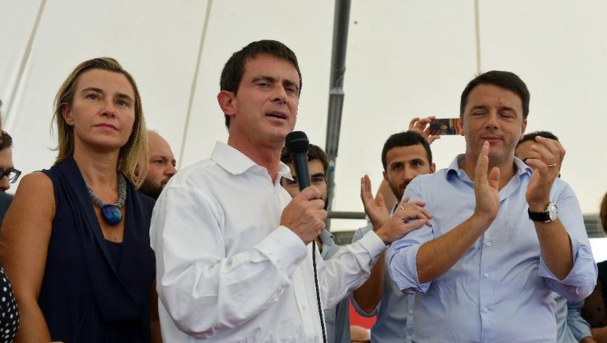 Le Premier ministre français Manuel Valls (c), le chef du gouvernement italien Matteo Renzi (d) et la chef de la diplomatie de l'UE Federica Mogherini (g), le 7 septembre 2014 à Bologne