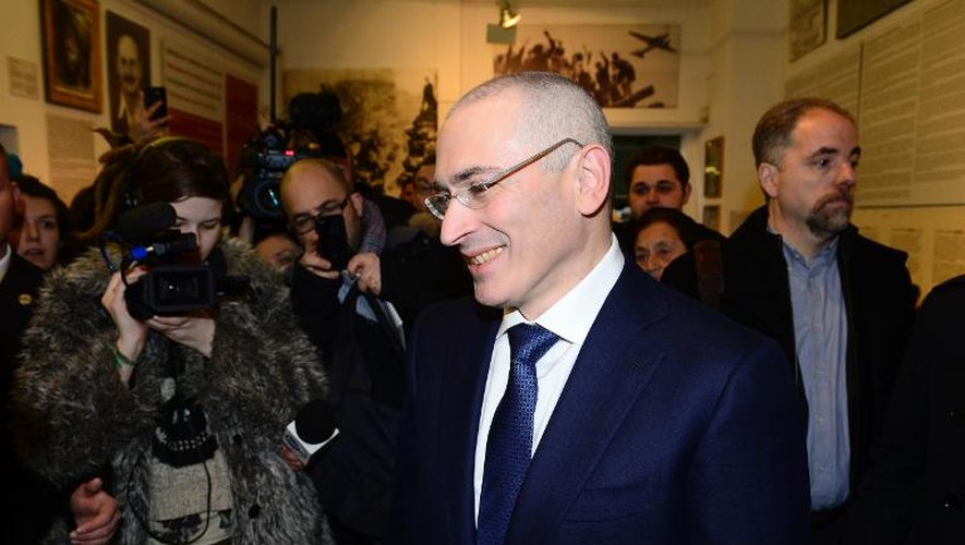 Mikhaïl Khodorkovski arrive au musée du Mur de Berlin, le 22 décembre 2013