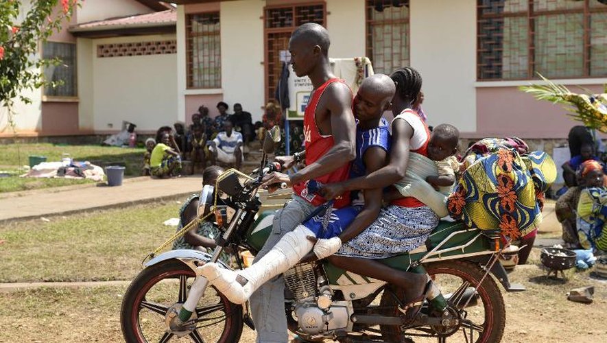 Une famille quitte un hôpital de Bangui avec un jeune garçon blessé à la jambe pendant des affrontements, le 21 décembre 2013