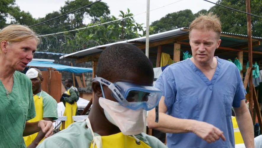 Deux responsables de Médecins Sans Frontières, Meinie Nicolai et Christopher Stokes à l'hôpital Elwa le 7 septembre 2014 à Monrovia
