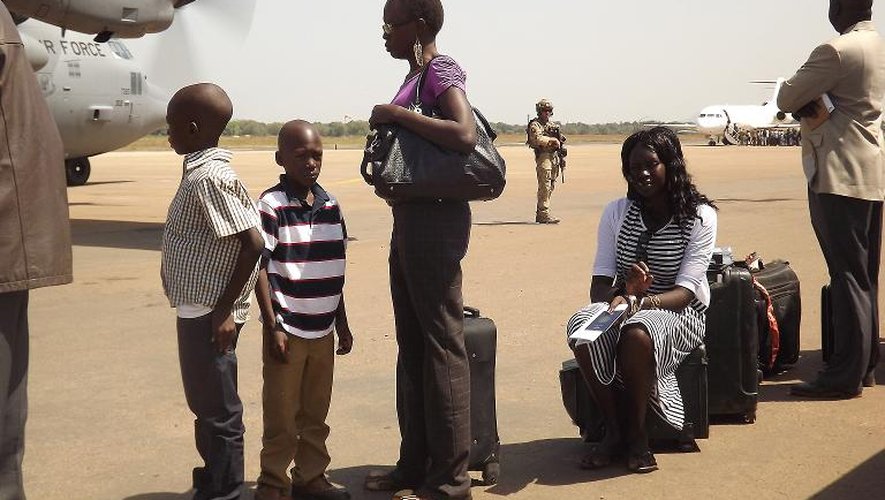 Des citoyens américains attendent d'embarquer dans un avion militaire américain pour être évacués du Soudan du Sud, le 21 décembre 2013 à Juba