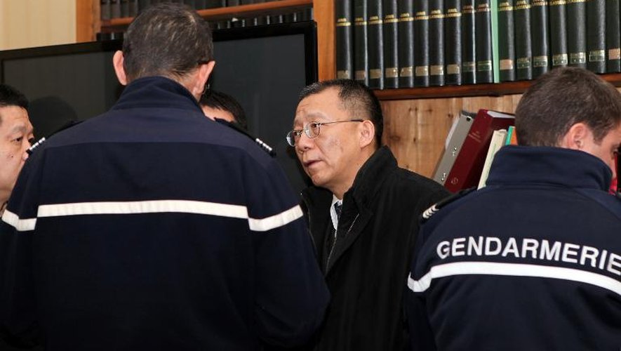 L'avocat de la famille Kok, Rnlin Shi, avec les gendarmes chargés des recherches à Libourne le 21 décembre 2013