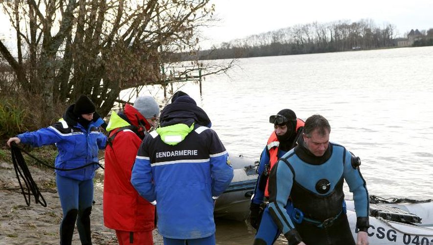 Des gendarmes au bord de la Dordogne à Lugon-et-l'Île-du-Carnay le 22 décembre 2013