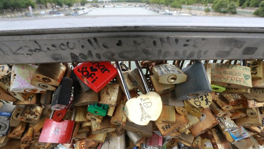 Des "cadenas d'amour" sur la passerelle Léopold-Sedar-Senghor à Paris, le 4 août 2016