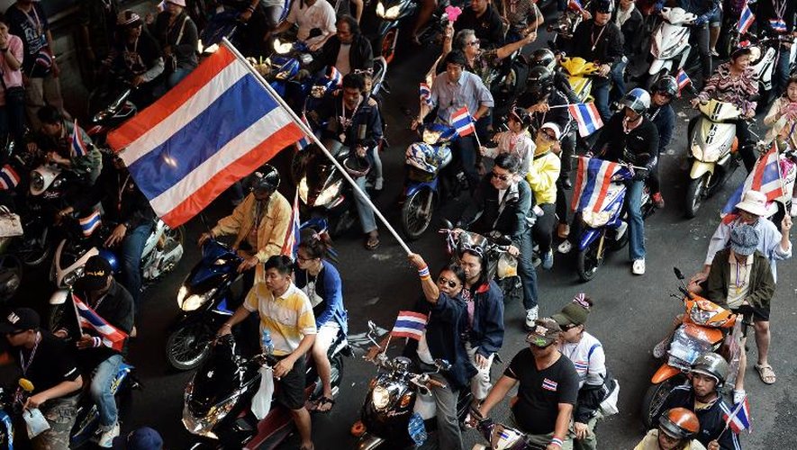 Des manifestants de l'opposition défilent  à moto dans les rues de Bangkok le 22 décembre 2013