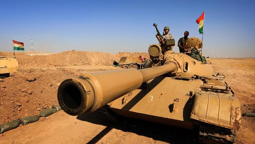Des combattants peshmergas sur un char près de la ligne de front à Khazer, à 40 km à l'ouest de Erbil, en Irak, le 7 septembre 2014