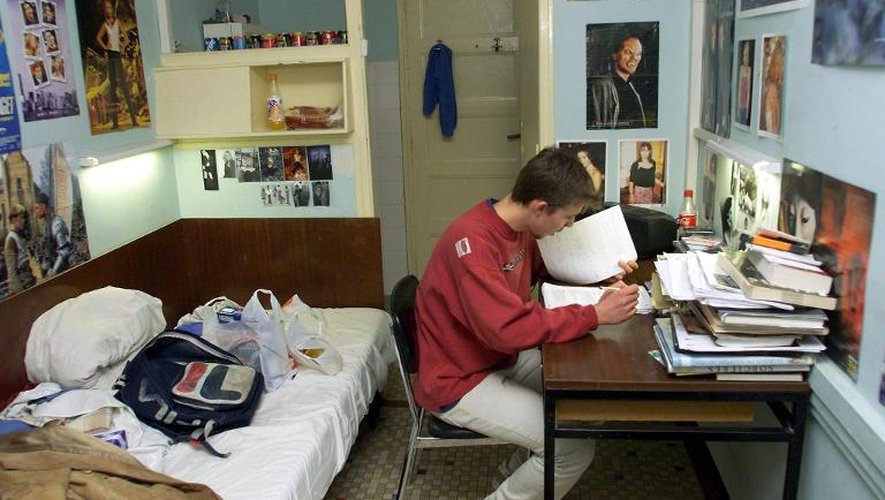 Un étudiant dans une chambre de 9 m2 le 23 février 2000 à la Cité universitaire de Montpellier