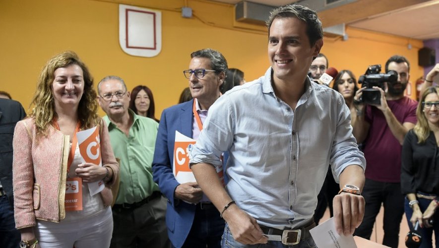 Le leader du parti Ciudadanos Albert Ribera met son bulletin dans l'urne, le 27 septembre 2015 à Barcelone