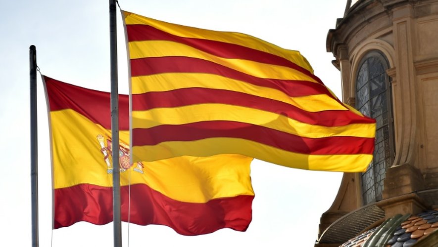 les drapeaux espagnol et catalan devant le siège du gouvernement régional le 26 septembre 2015 à Barcelone