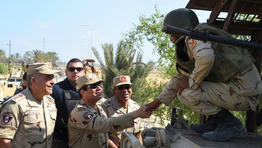 Le président Abdel Fattah al-Sisi salue des soldats égyptiens dans le Sinaï, le 4 juillet 2015