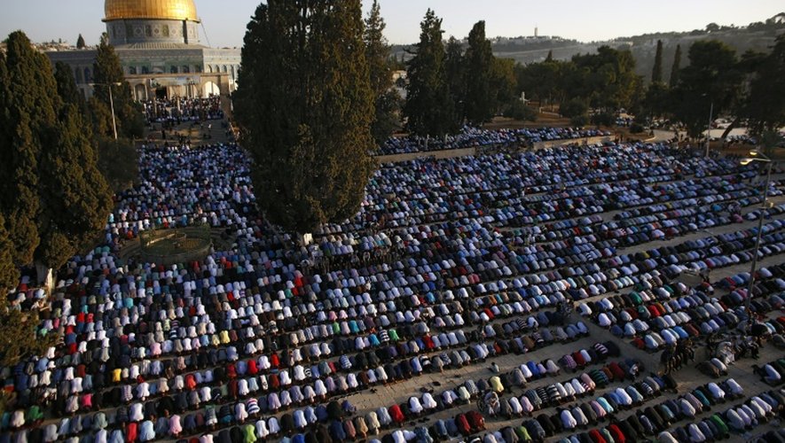 Des Palestiniens en prière sur l'esplanade des Mosquées le 24 septembre 2015 à Jérusalem