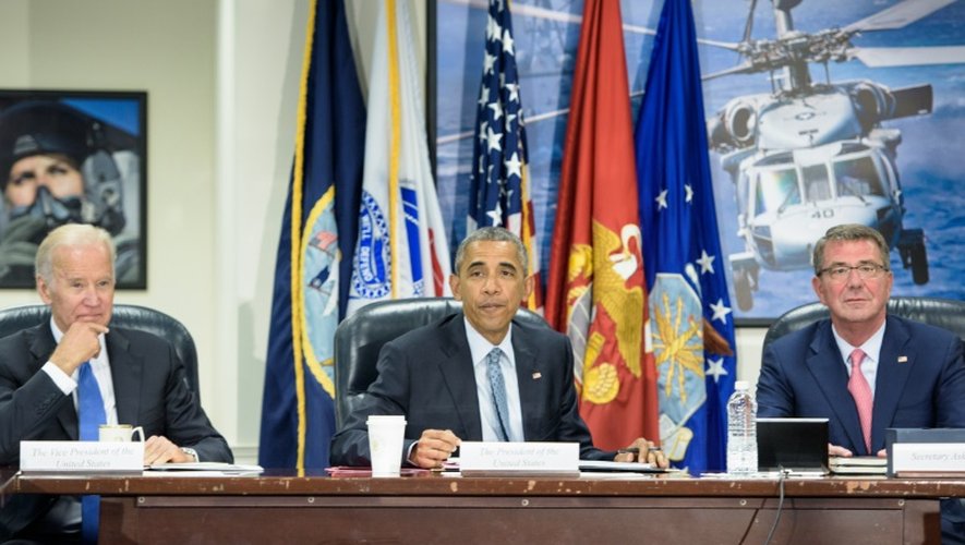 (G-D) Le vice-président américain Joe Biden, le président américain Barack Obama et le secrétaire d'Etat à la Défense américain Ashton Carter à Washington, DC le 4 août 2016