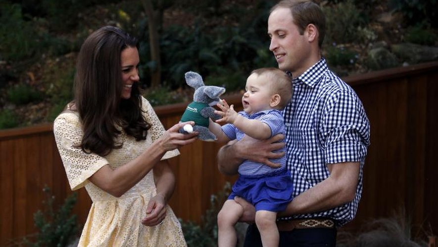 Kate (g) et son époux le prince William (d) avec leur fils George visitant un zoo de Sydney, le 20 avril 2014