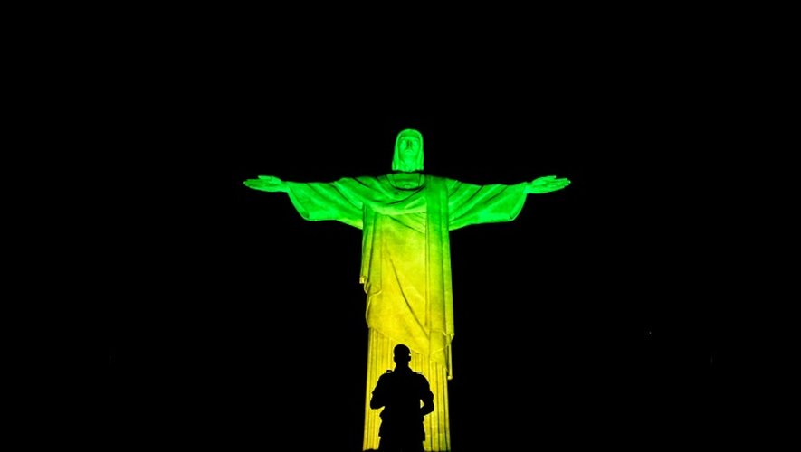 Un militaire devant le Christ Rédempteur aux couleurs du Brésil, à Rio le 4 août 2016