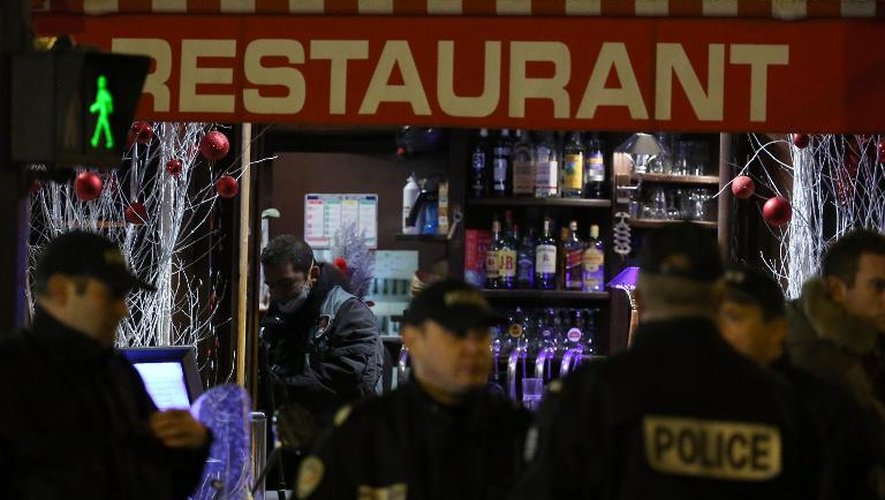 Des policiers devant le bar où un homme et une femme ont été tués le 22 décembre 2013 à Paris