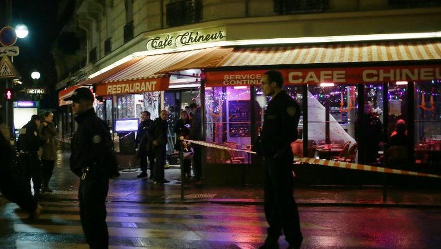 Des policiers devant le bar où un homme et une femme ont été tués le 22 décembre 2013 à Paris