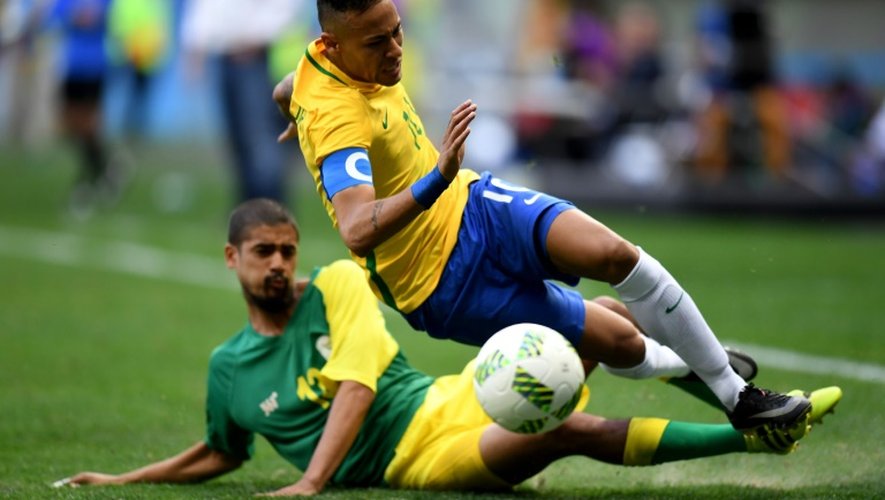 Le Brésilien Neymaraux prises avec le Sud-Africain au Mane Garrincha Stadium le 4 août 2016 à Brasilia
