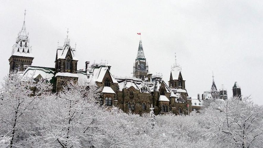 Le Parlement recouvert de neite le 27 novembre 2013 à Ottawa dans l'Ontario