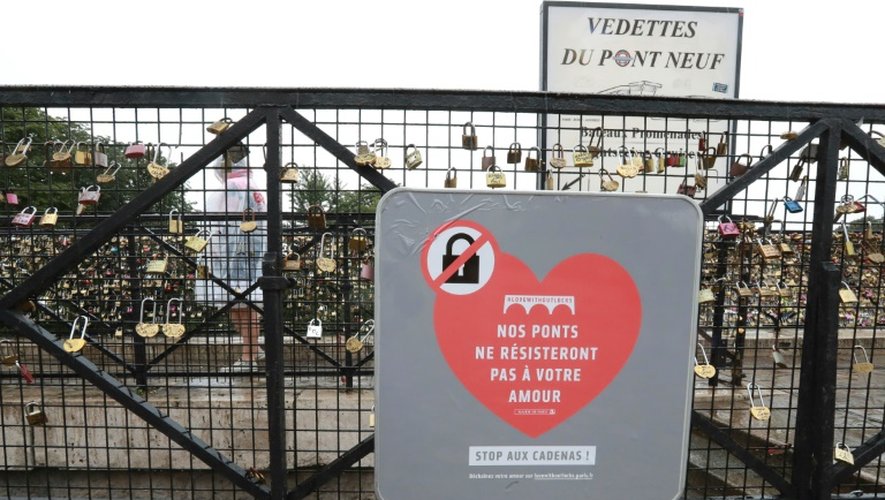 Une affiche de la mairie pour dissuader les touristes d'accrocher des "cadenas d'amour", le 4 août 2016 sur le Pont Neuf à Paris