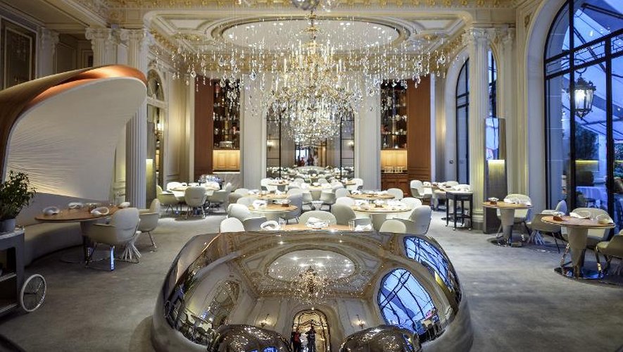 Le restaurant du chef Alain Ducasse dans l'hôtel Plaza Athénée, à Paris, le 2 septembre 2014