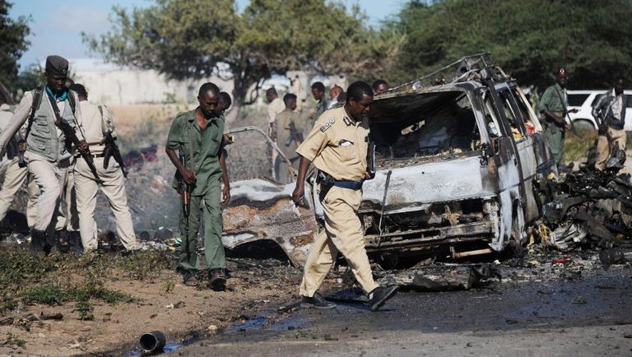 Des policiers inspectent la zone d'un attentat perpétré par les shebab, à Mogadiscio le 8 septembre 2014