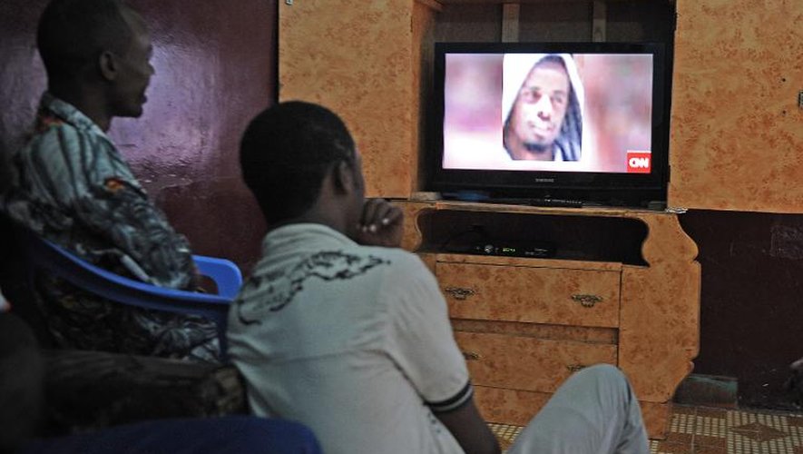 Des Somaliens regardent à la télévision, le 6 septembre 2014 à Mogadiscio, le portrait du chef des shebab, Ahmed Abdi Godane, tué cinq jours plus tôt
