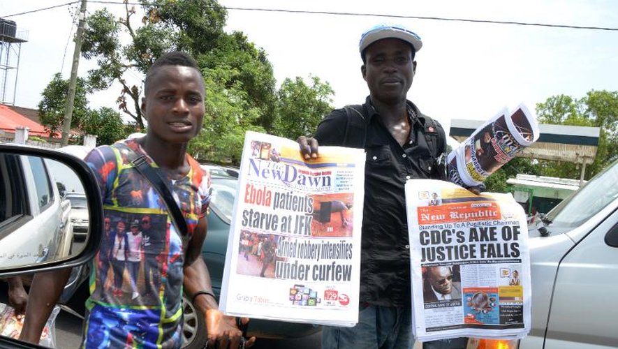 Un journal informant sur l'évolution de l'épidémie d'Ebola vendu à la criée à Monrovia, le 8 septembre 2014