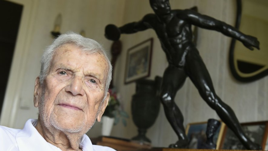 Tony Bertrand, l'ancien entraîneur de l'équipe de France aux Jeux Olympiques de Londres en 1948, lors d'une interview à l'AFP le 4 août 2016 à son domicile à Lyon