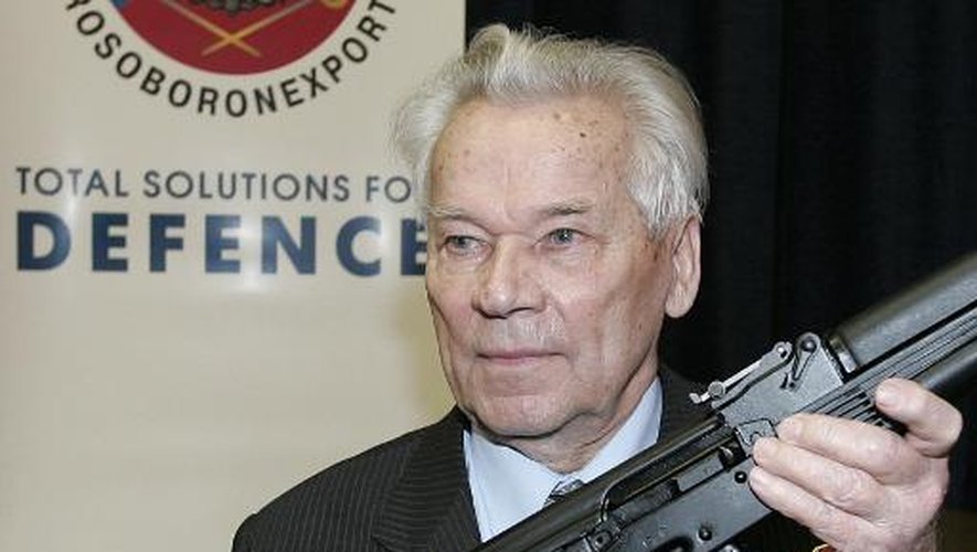 Mikhaïl Kalachnikov avec un fusil d'assaut AK-47, le 15 avril 2006 à Moscou