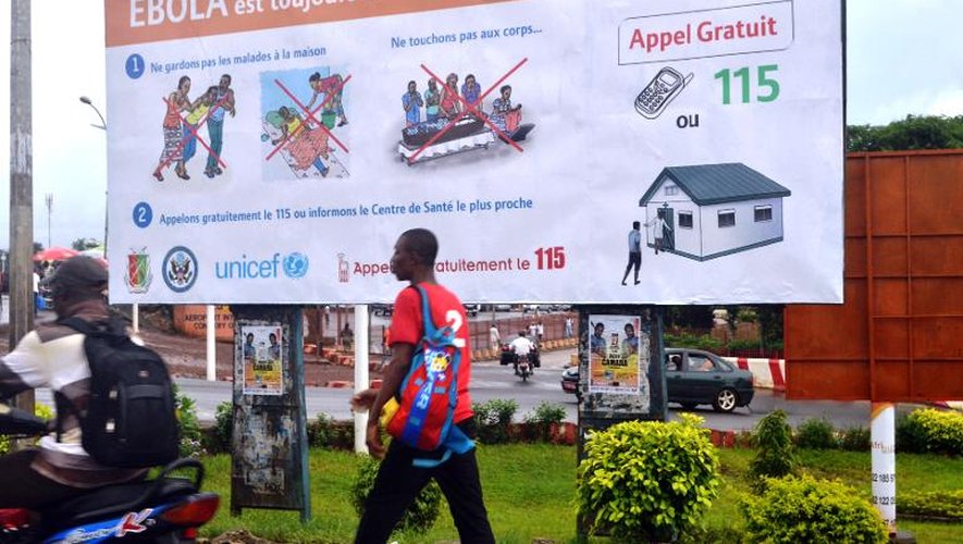 Un panneau d'affichage sur le virus Ebola dans une rue de Conakry, le 8 septembre 2014 en Guinée