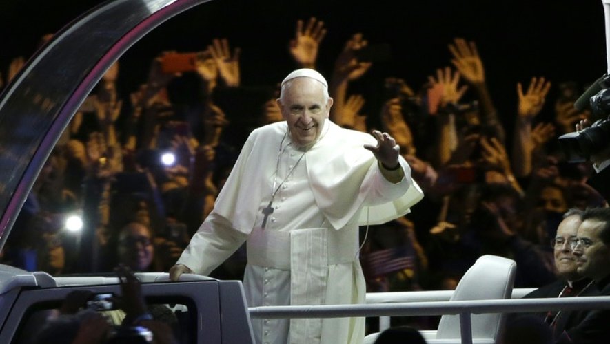 Le pape acclamé par la foule à son arrivée en papamobile au "festival des familles" le 26 septembre 2015 à Philadelphie