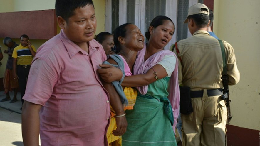Les proches de l'une des victimes de l'attaque qui a fait 12 morts à Balajan dans le nord-est de l'Inde, le 5 août 2016