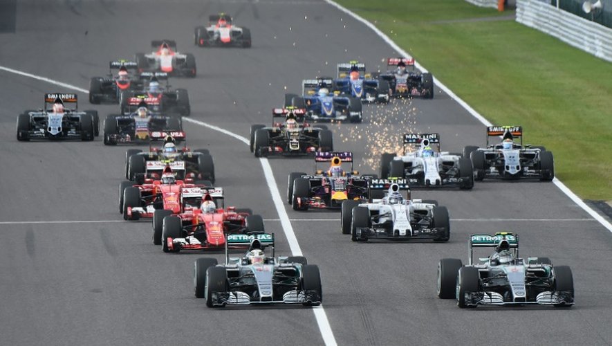 Lewis Hamilton (G) le 27 septembre 2015 lors du Grand Prix du Japon de Formule 1 à Suzuka